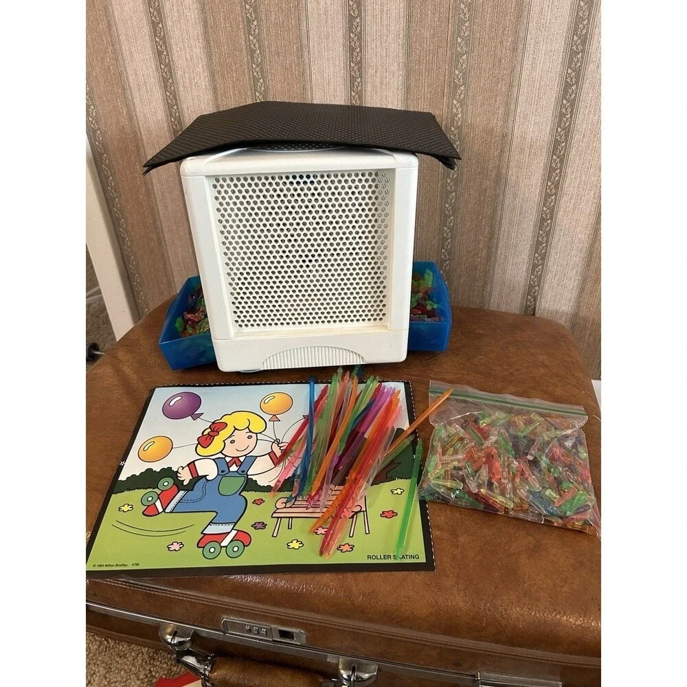 LITE BRITE CUBE 2001 Hasbro w/ 2 drawers of pegs. picture, & extra‎ peg Y2K VNT